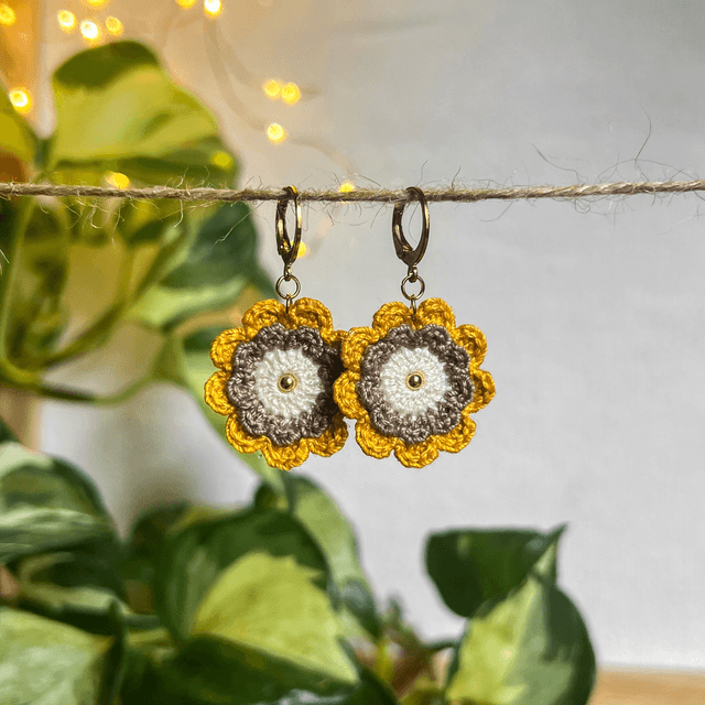 Boucles d’oreilles fleurs Corolles ~ M ~ Jaune / Taupe