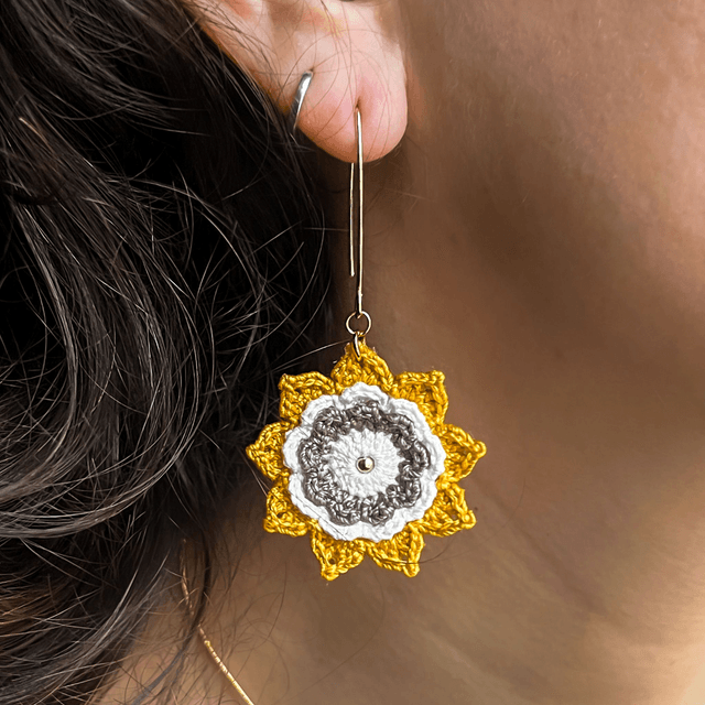  Boucles d’oreilles fleurs Corolles ~ L ~ Jaune / Taupe