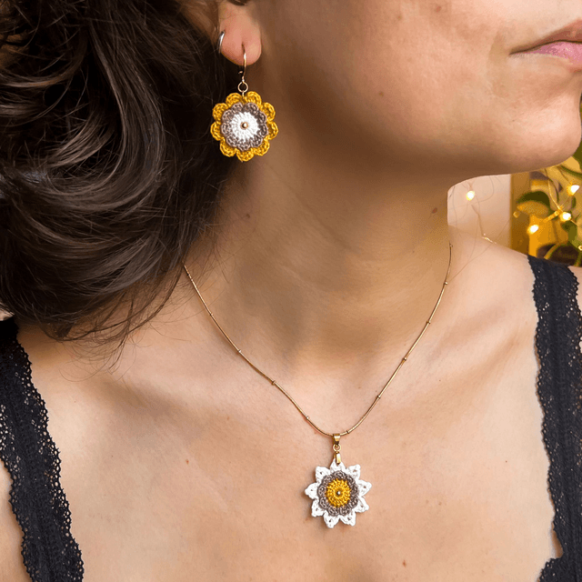 Boucles d’oreilles fleurs Corolles ~ M ~ Jaune / Taupe