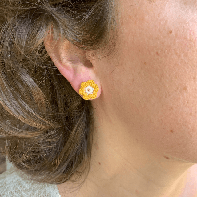 Puces d’oreilles Fleurettes ~ Jaune / Lin