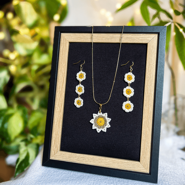 Collier avec pendentif Corolle ~ M ~ Jaune / Taupe