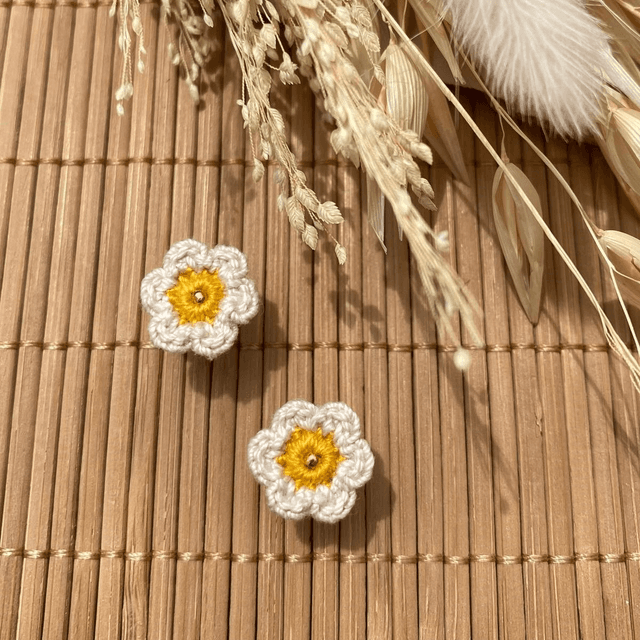 Puces d’oreilles Fleurettes ~ Inspiration Pâquerettes