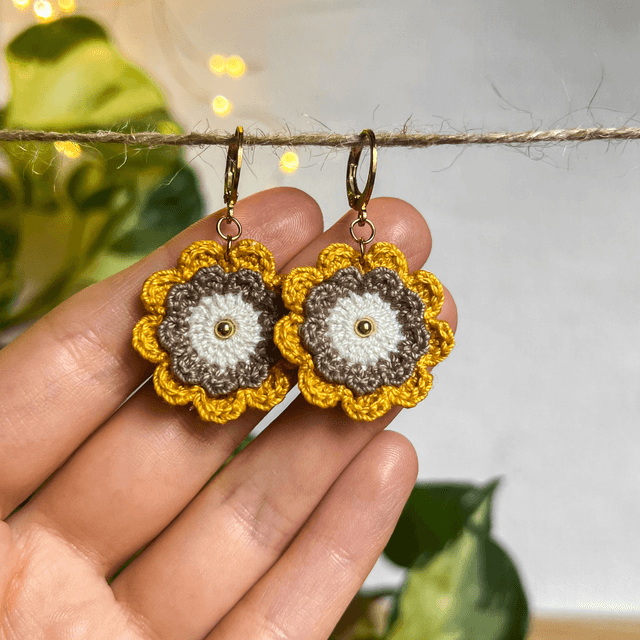 Boucles d’oreilles fleurs Corolles ~ M ~ Jaune / Taupe