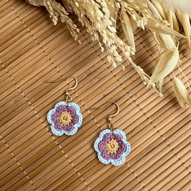 Boucles d’oreilles fleurs Corolles ~ M ~ Ocre / Violet / Bleu