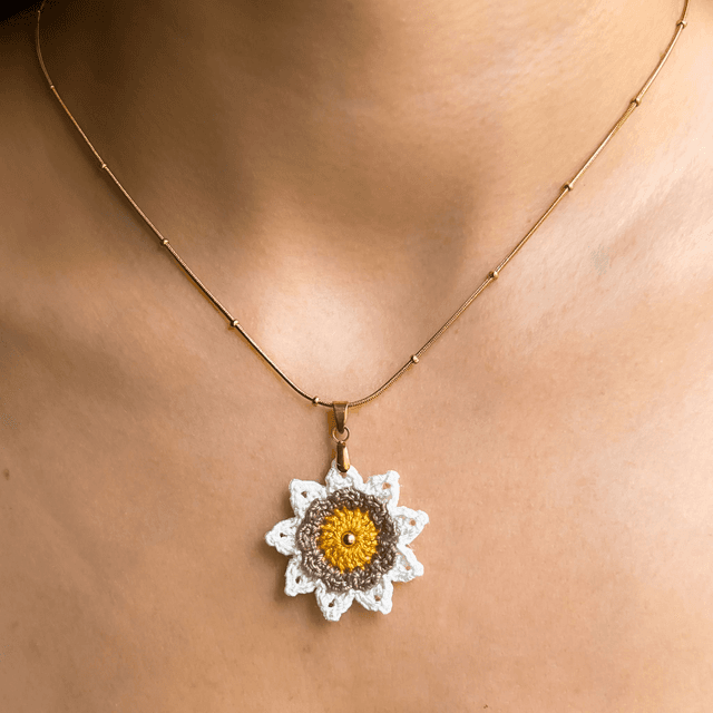 Collier avec pendentif Corolle ~ M ~ Jaune / Taupe
