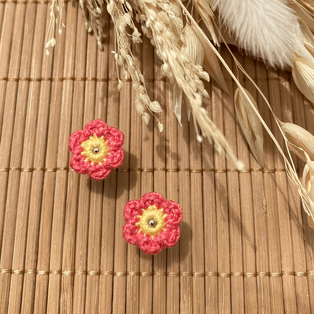 Puces d’oreilles Fleurettes ~ Corail / Jaune