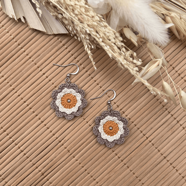 Boucles d’oreilles fleurs Corolles ~ M ~ Ocre / Taupe