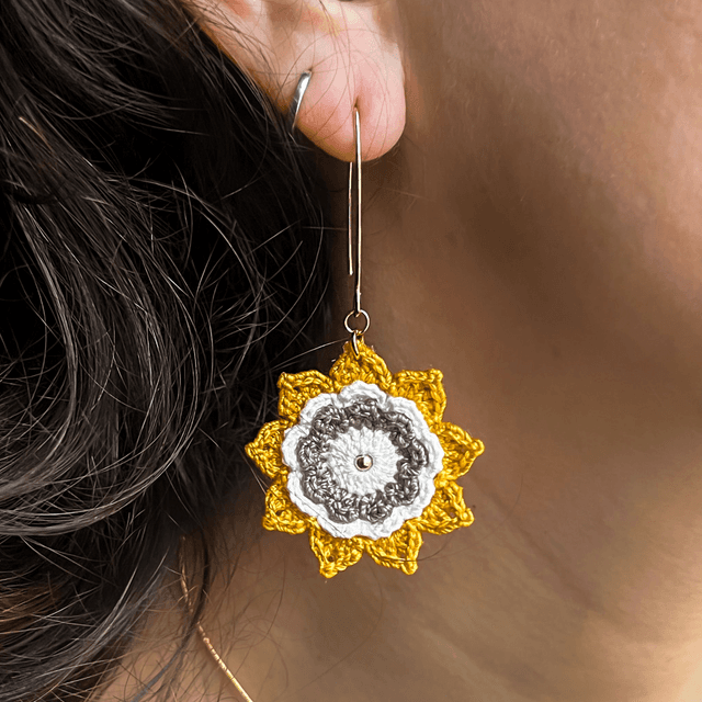  Boucles d’oreilles fleurs Corolles ~ L ~ Jaune / Taupe