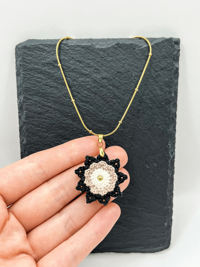Collier avec pendentif Corolle ~ M ~ Noir / Blanc