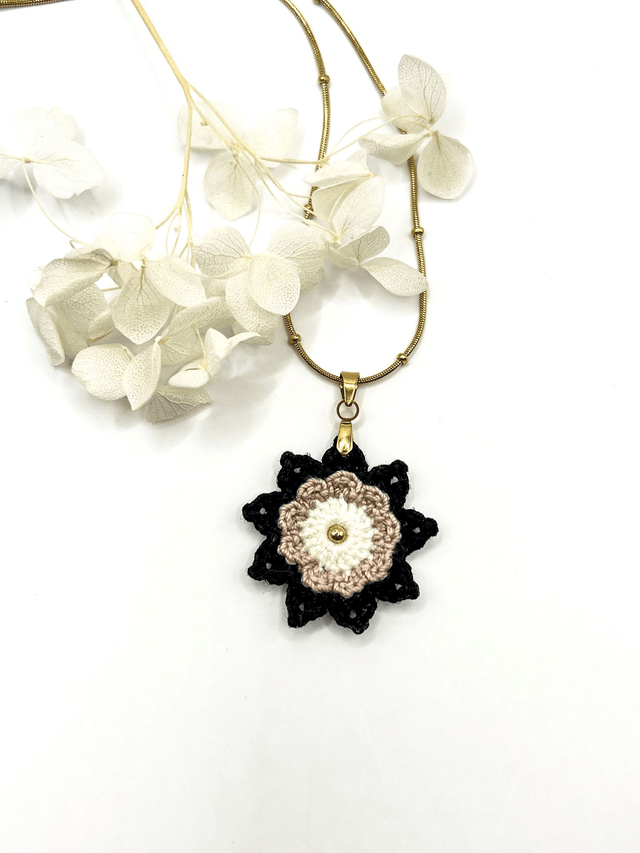 Collier avec pendentif Corolle ~ M ~ Noir / Blanc