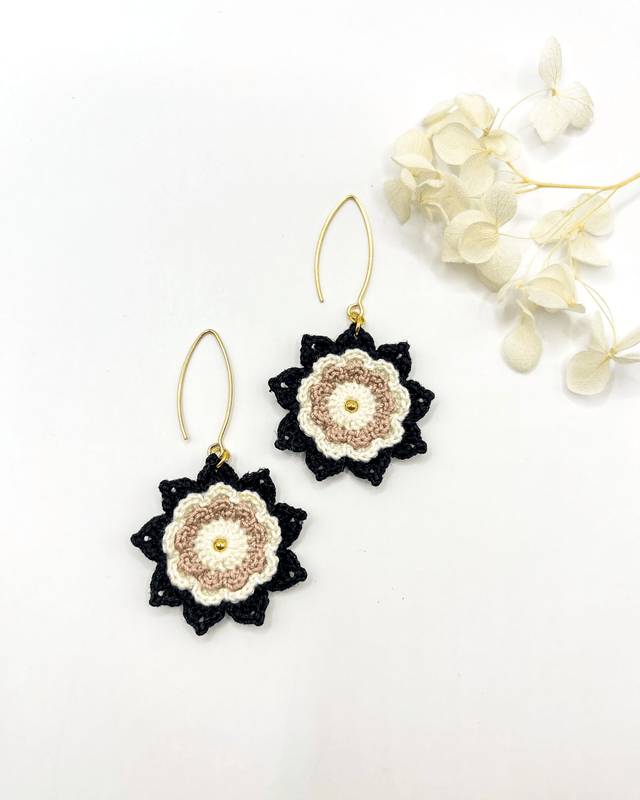 Boucles d’oreilles fleurs Corolles ~ L ~ Noir / Blanc
