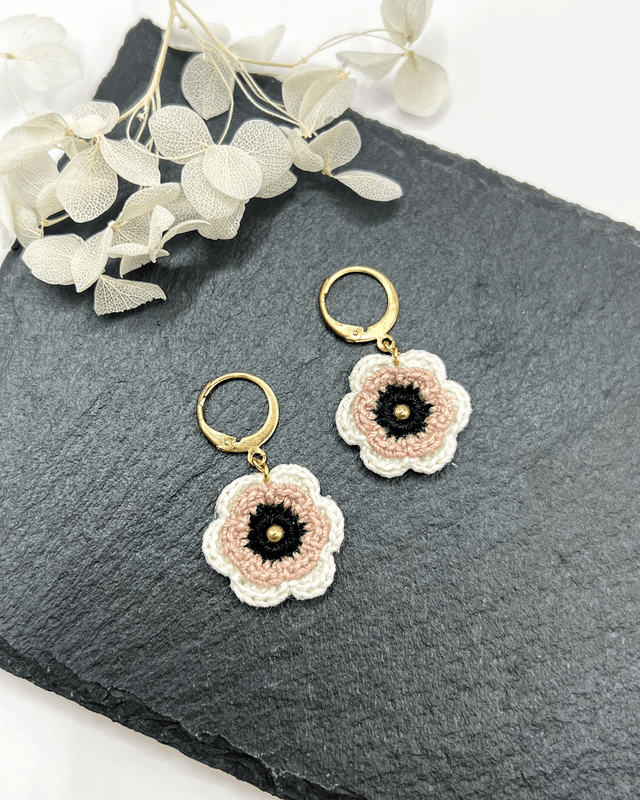 Boucles d’oreilles fleurs Corolles ~ S ~ Blanc / Taupe / Noir