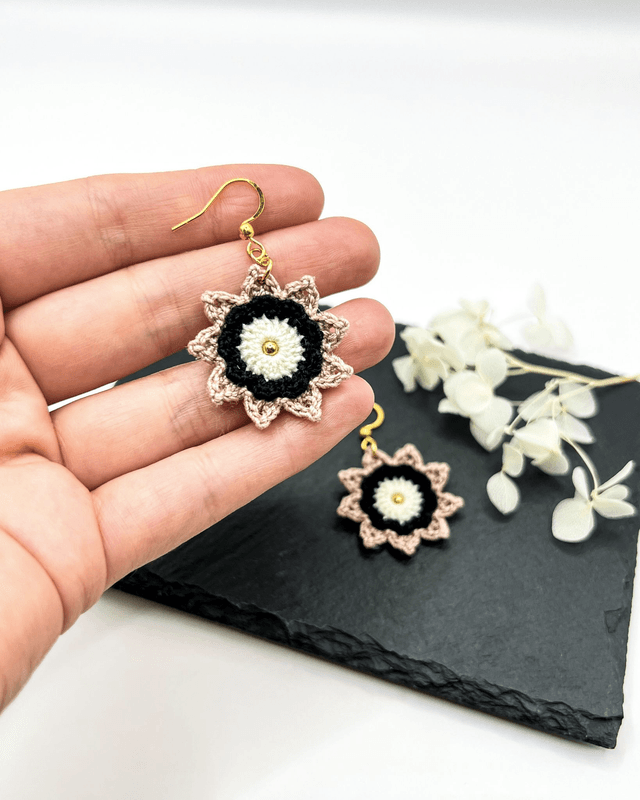 Boucles d’oreilles fleurs Corolles ~ M ~ Taupe / Noir / Blanc