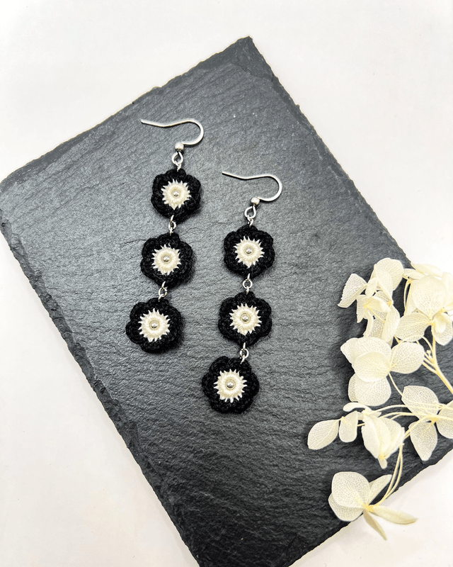 Longues boucles d’oreilles fleuries Noire & Blanche