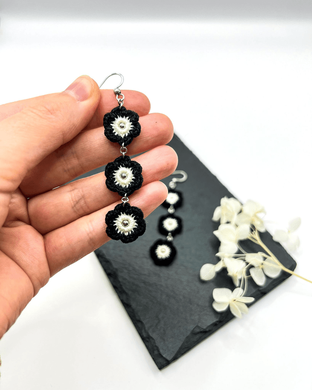 Longues boucles d’oreilles fleuries Noire & Blanche