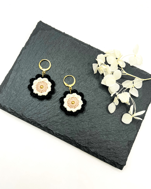 Boucles d’oreilles fleurs Corolles ~ M ~ Noir / Blanc