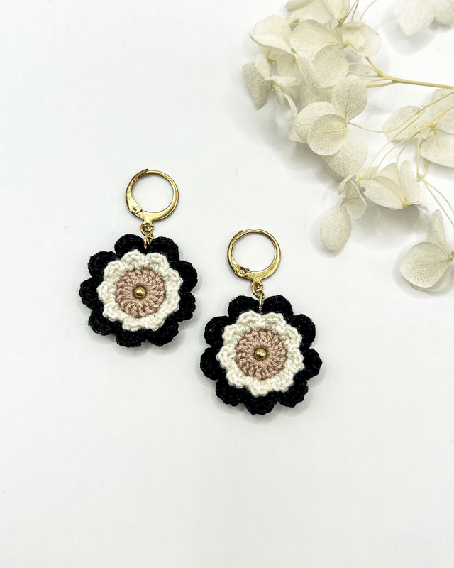 Boucles d’oreilles fleurs Corolles ~ M ~ Noir / Blanc