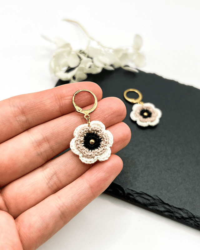 Boucles d’oreilles fleurs Corolles ~ S ~ Blanc / Taupe / Noir
